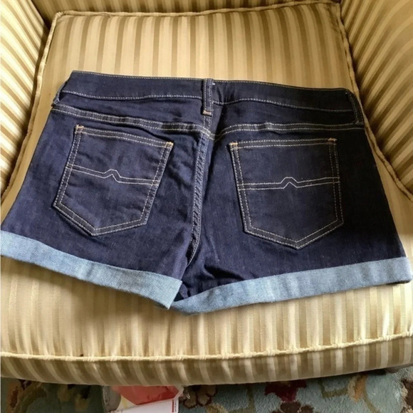 ARIZONA ~CUFFED SHORTS~Size 9~ NWOT - Picture 2 of 2